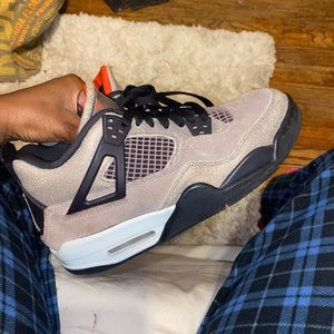 Taupe Jordan 4s size 7Y No creases in good condition!